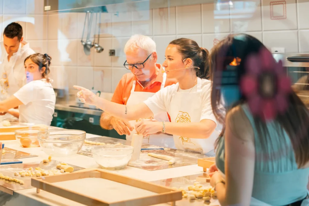 margherita_cooking_class-shoot_01-orizzontale-6 Edvige Case guida gli ospiti del margherita cooking class alla peraparazione dei ravioli