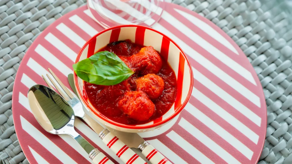 margherita_cooking_class-shoot_01-orizzontale-70 Polpette al sugo di pomodoro con basilico fresco servite durante la Margherita Cooking Class a Baveno sul Lago Maggiore.