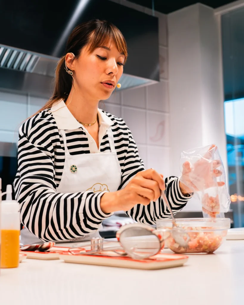 margherita_cooking_class-shoot_01-verticale-11 Anna Zhang Chef alla Margherita Cooking Class mostra la preparazione del ripieno durante una lezione di cucina italiana a Baveno sul Lago Maggiore.