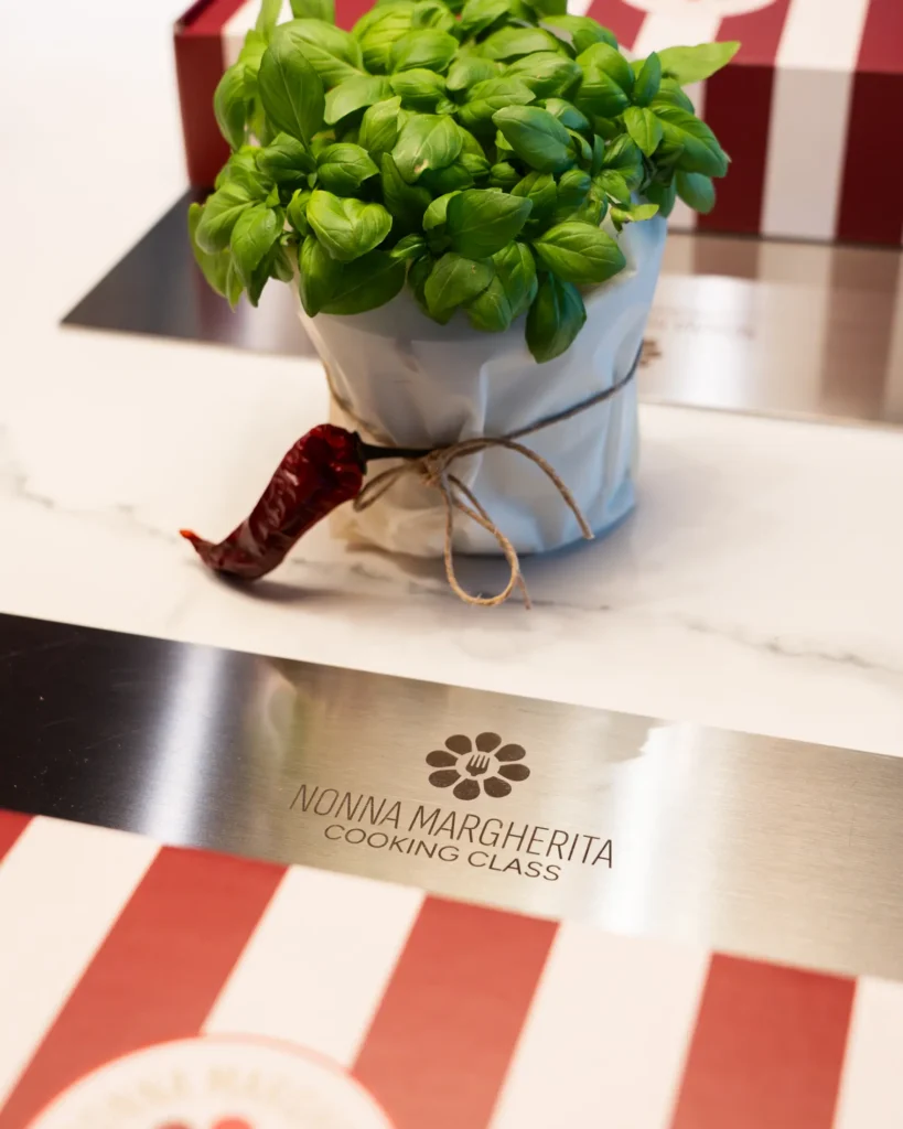 margherita_cooking_class-shoot_01-verticale-18 Basilico fresco e peperoncino rosso utilizzati durante la Margherita Cooking Class a Baveno sul Lago Maggiore.