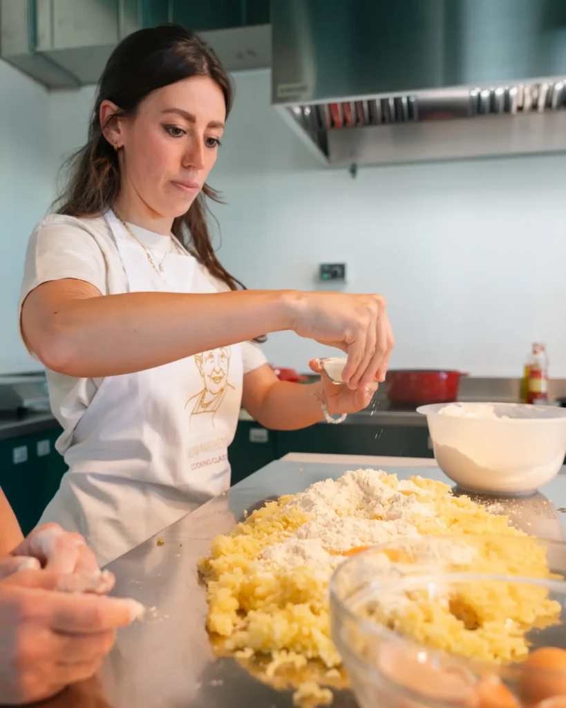 margherita_cooking_class-shoot_01-verticale-45 Durante Margherita cooking class a Baveno sul lago Maggiore versamento farina su impasto, preparazione, cucina