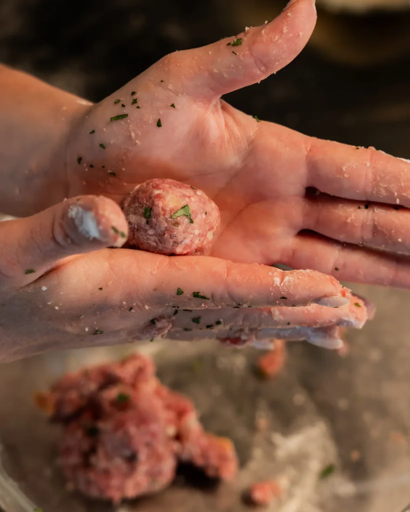margherita_cooking_class-shoot_01-verticale-56 durante margherita cooking class a baveno sul lago Maggiore preparazione polpette a mano