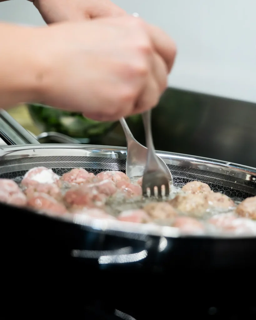 margherita_cooking_class-shoot_01-verticale-62 Margherita cooking class a Baveno sul lago Maggiore cucina cibo in padella