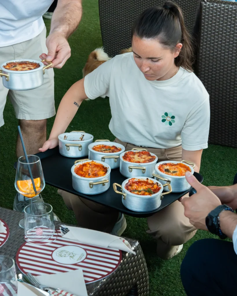 margherita_cooking_class-shoot_01-verticale-65 Durante Margherita cooking class a Baveno sul lago Maggiore ragazza porta vassoi cibo